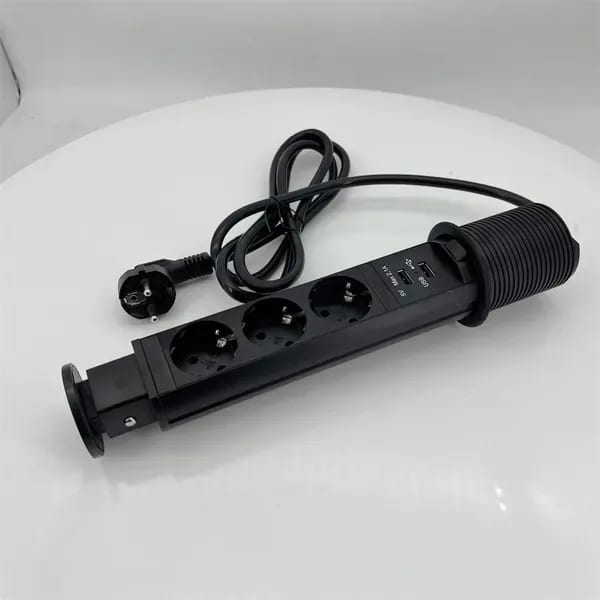 • شريط طاقة قابل للسحب مع محطات شحن USB