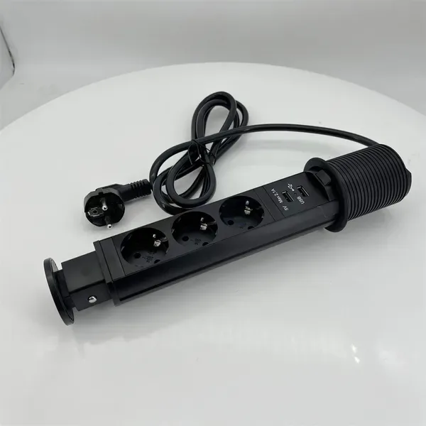 • شريط طاقة قابل للسحب مع محطات شحن USB